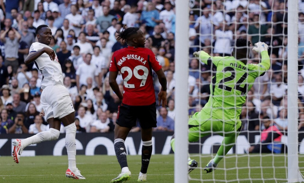  热刺年轻门将连续扑点建功