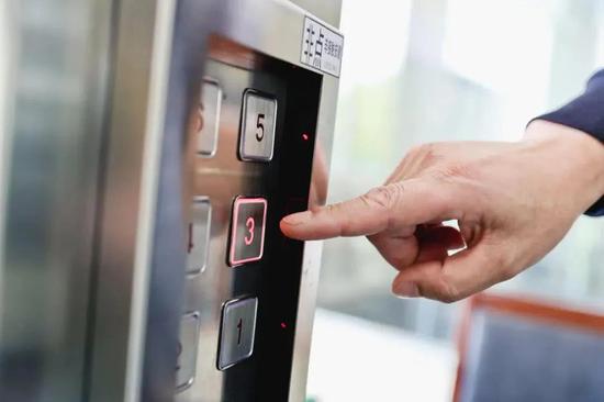  德甲冬窗关闭，法兰克福压哨签下新援  